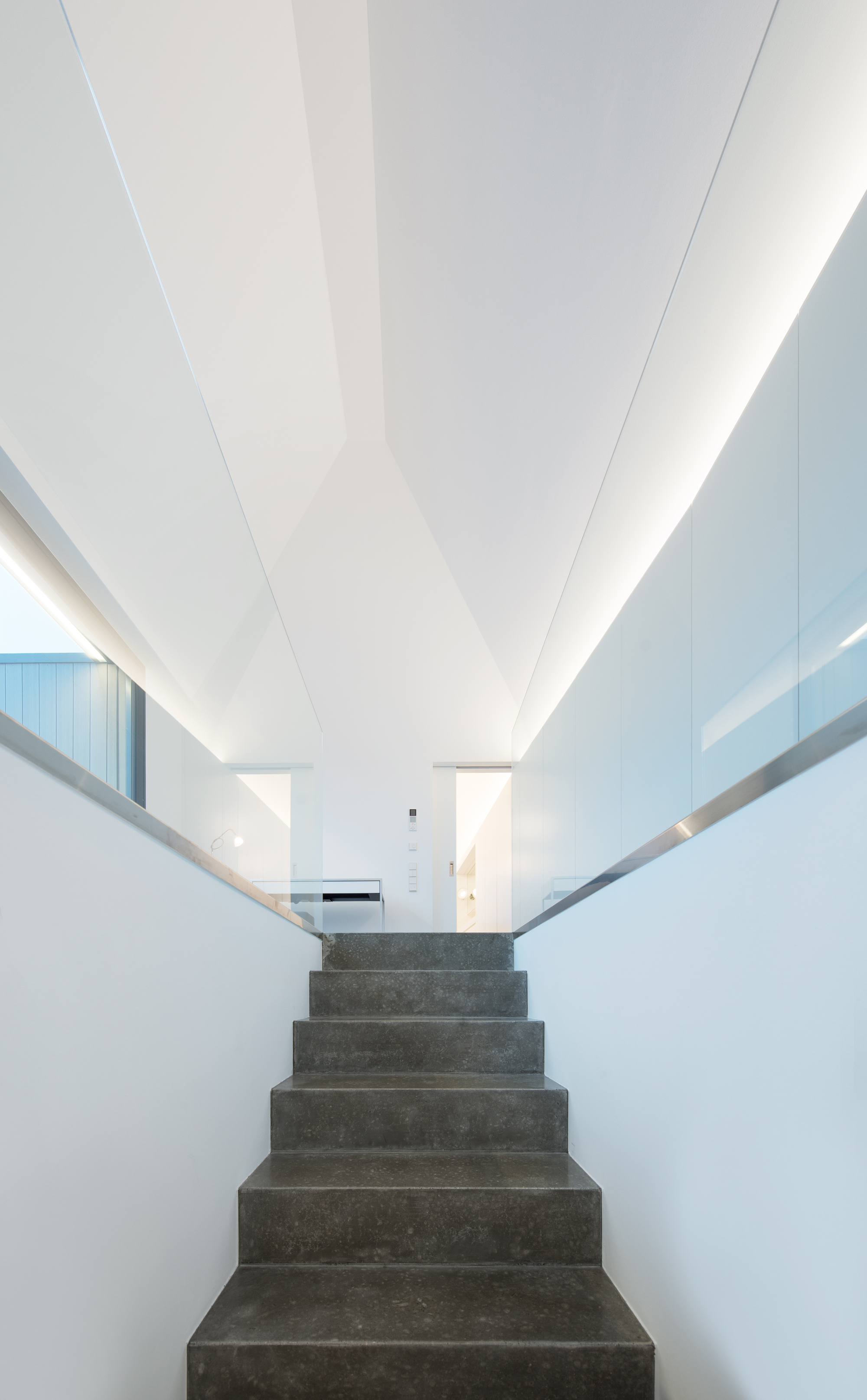 乌尔姆历史古城新公寓楼,双坡屋顶与玻璃底商空间设计-20