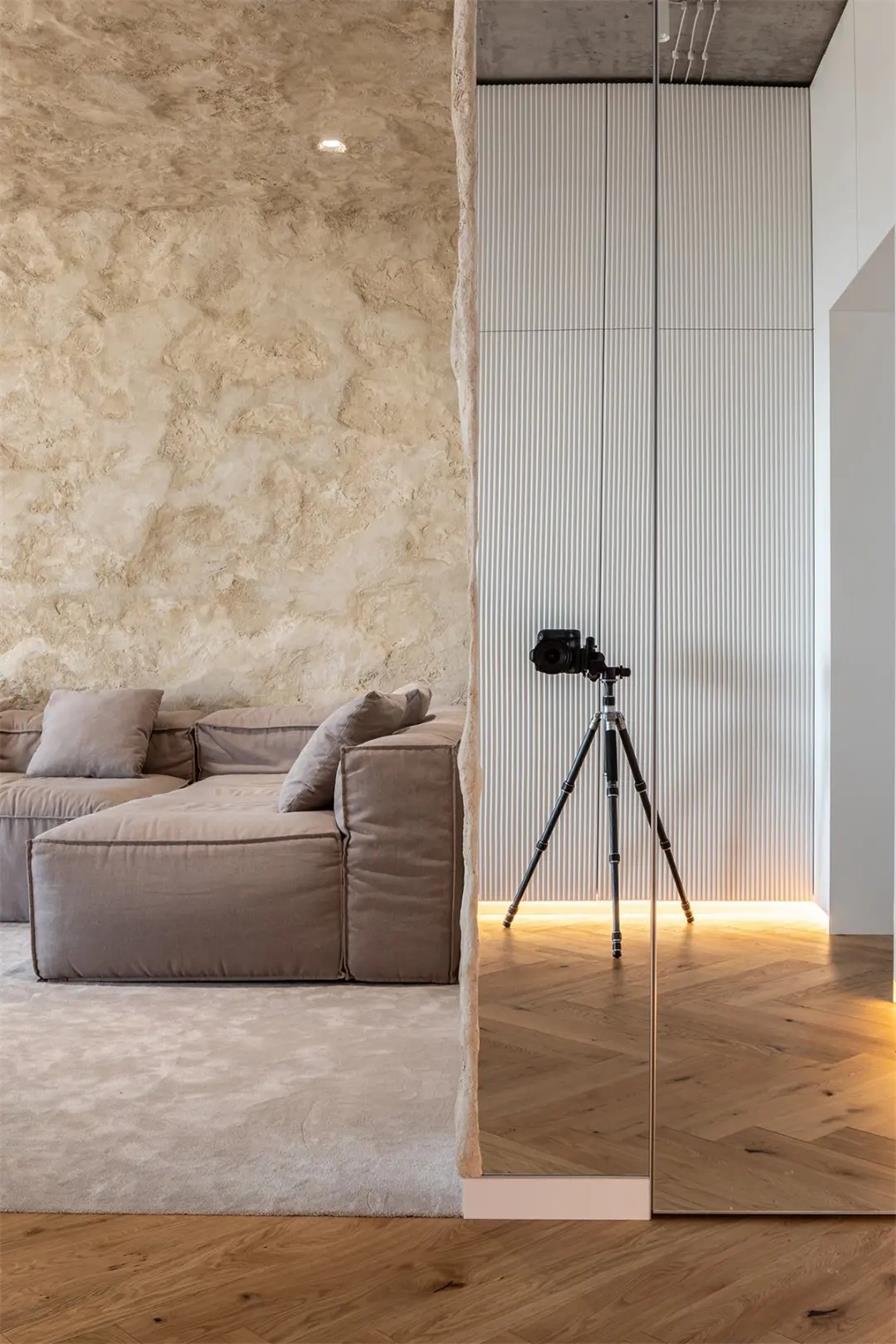 粗犷与精致完美融合的侘寂风公寓设计（Mazanka公寓）丨乌克兰基辅-10