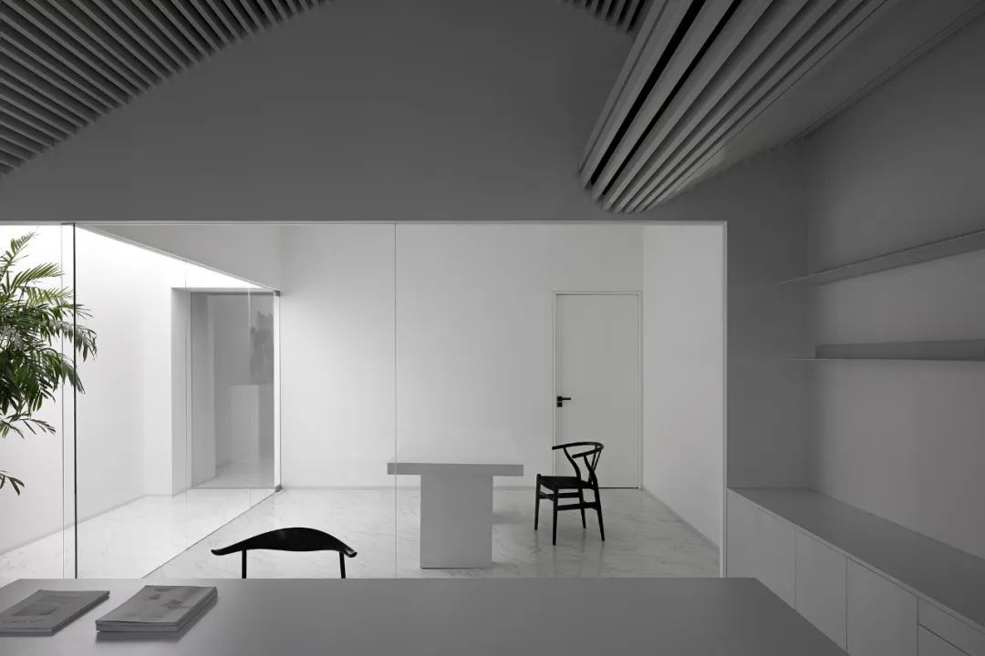 直与曲的交汇，纯粹而律动的空间丨正方良行-45