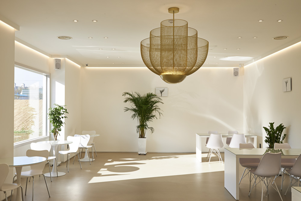 具有现代氛围的两层大型烘焙咖啡馆室内设计专业公司-9