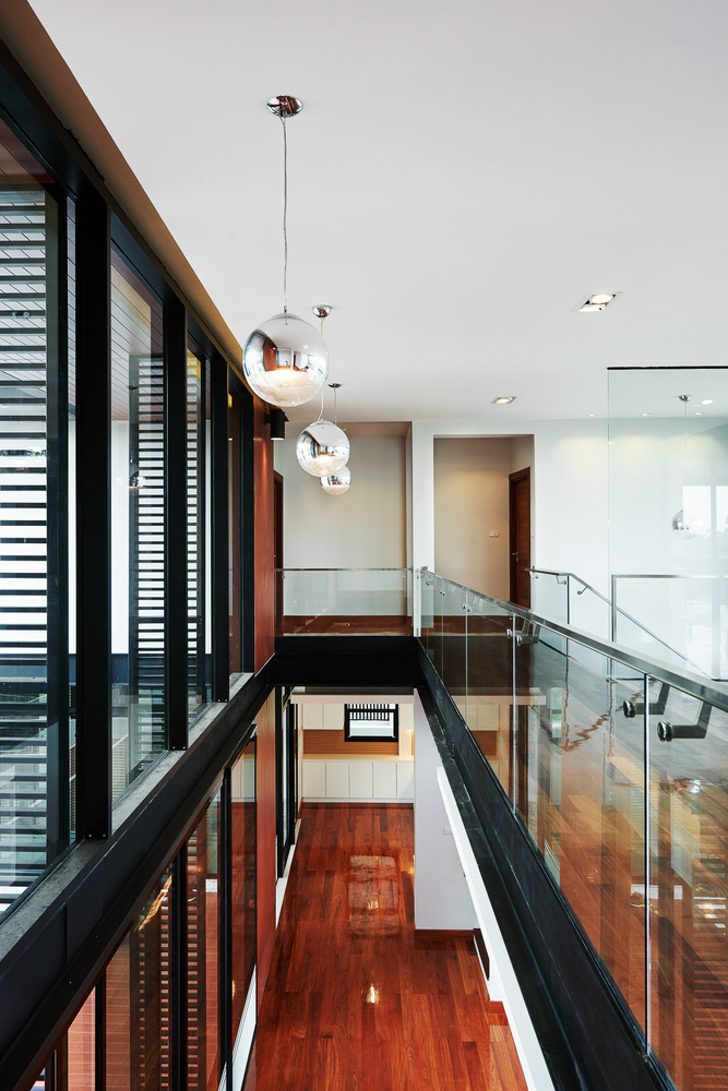 泰国田园风光中的现代钢结构之家-21