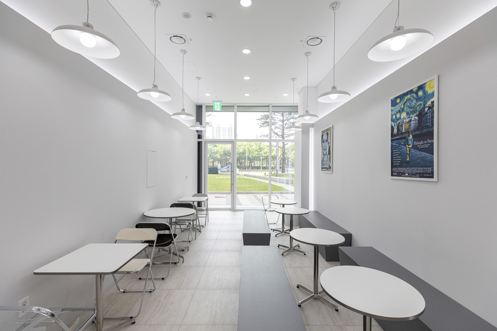 白色迷你设计，16 平咖啡厅的视觉冲击-5