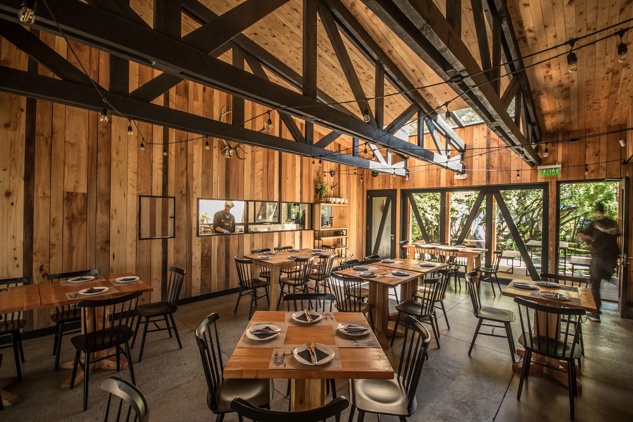 智利湖畔森林中的舒适用餐空间-38