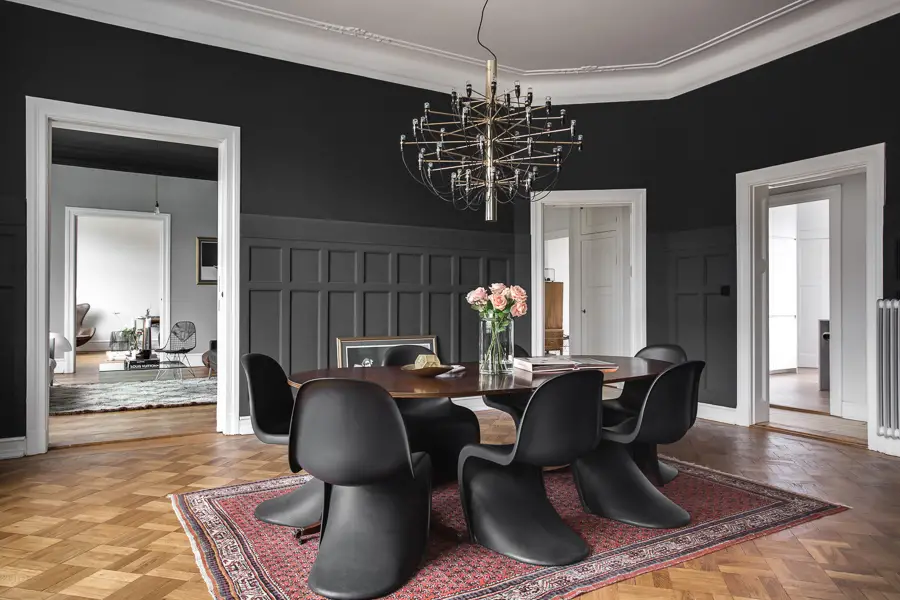 203 平米黑色经典公寓，摩洛哥地毯与潘顿椅的时尚碰撞-2