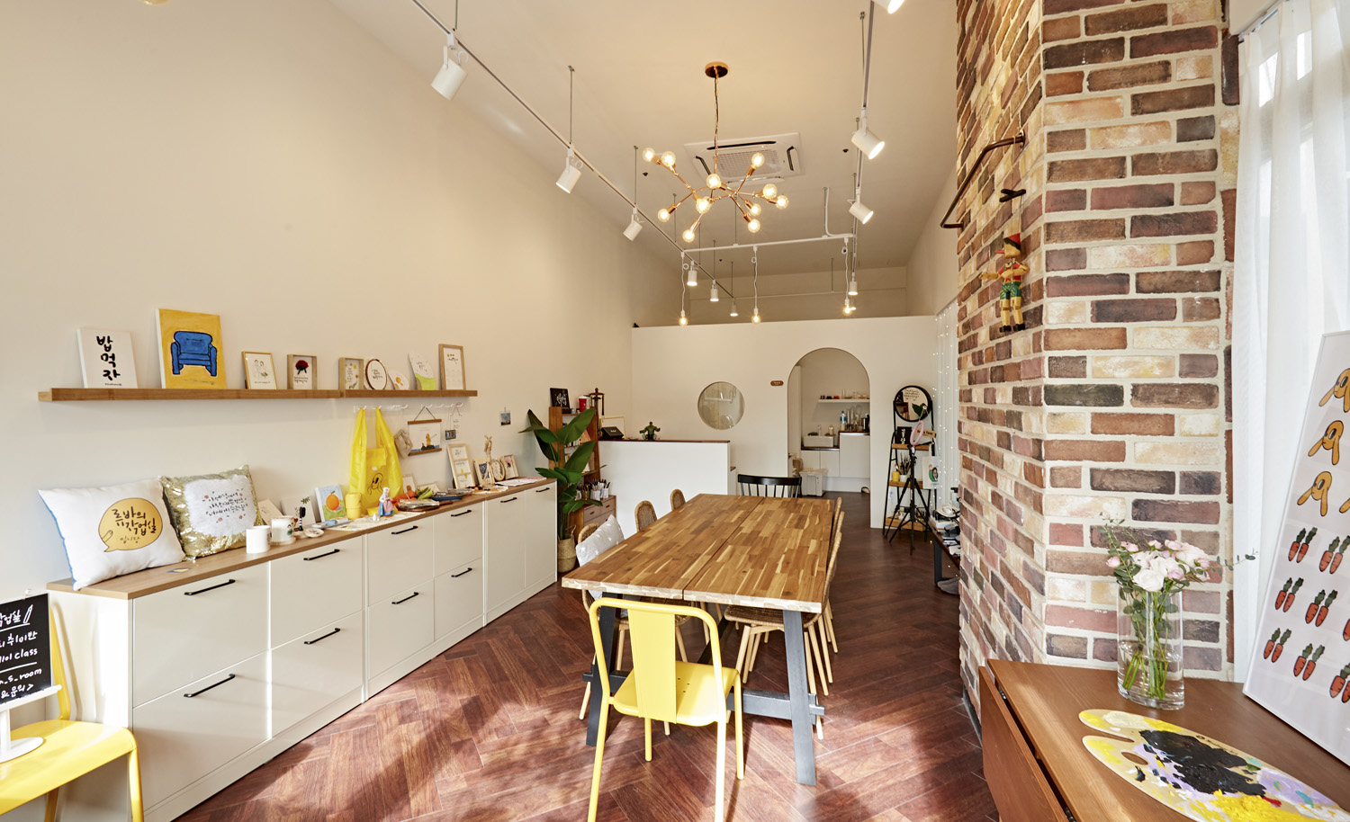 白色与木质，打造极简优雅办公空间-3