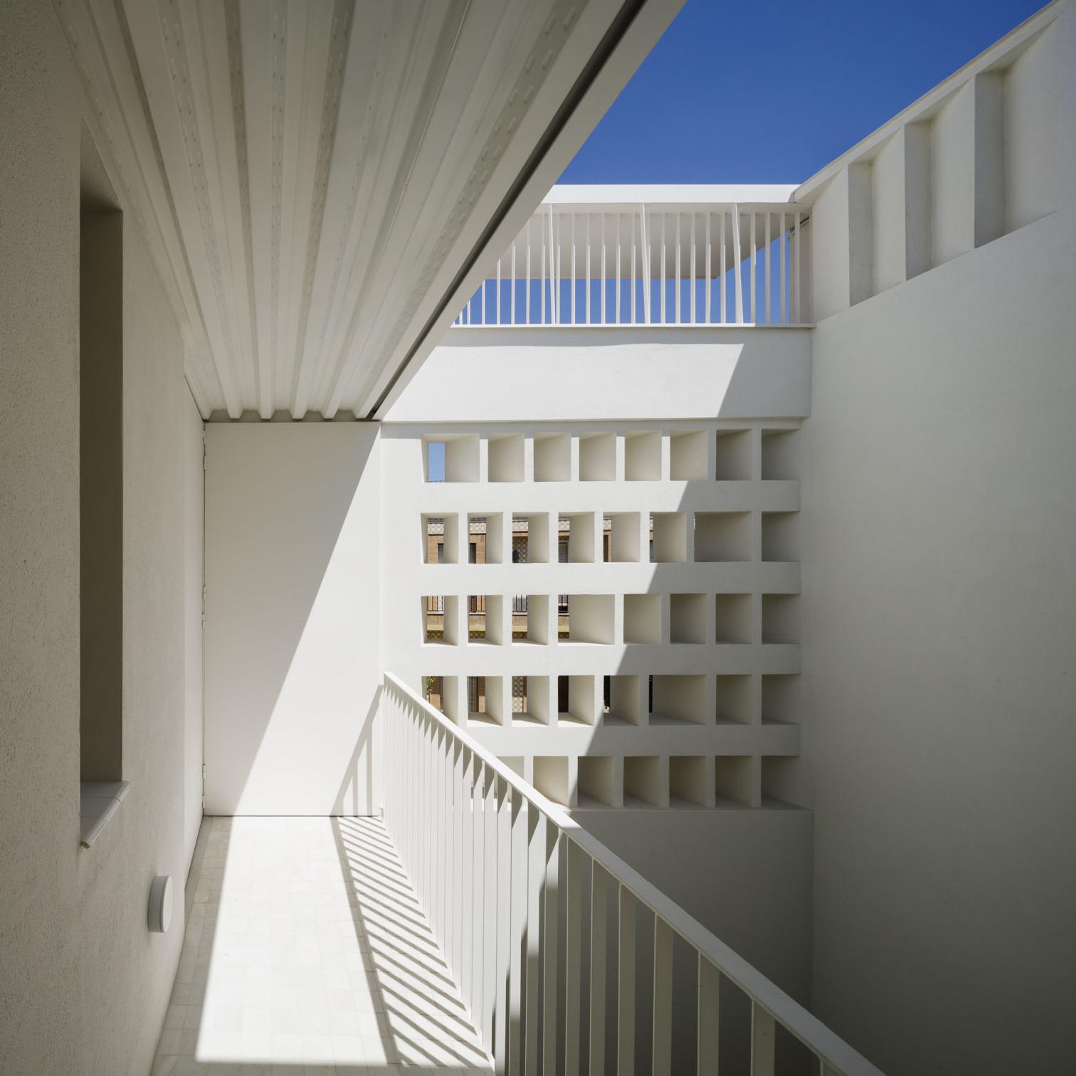 西班牙 Sevilla 的九柱庭院住宅设计-6