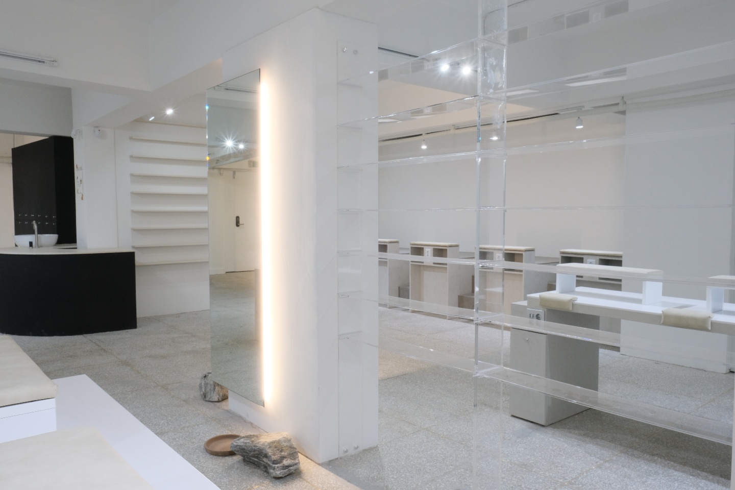 白色调高级氛围的 30 平米小户型设计-10