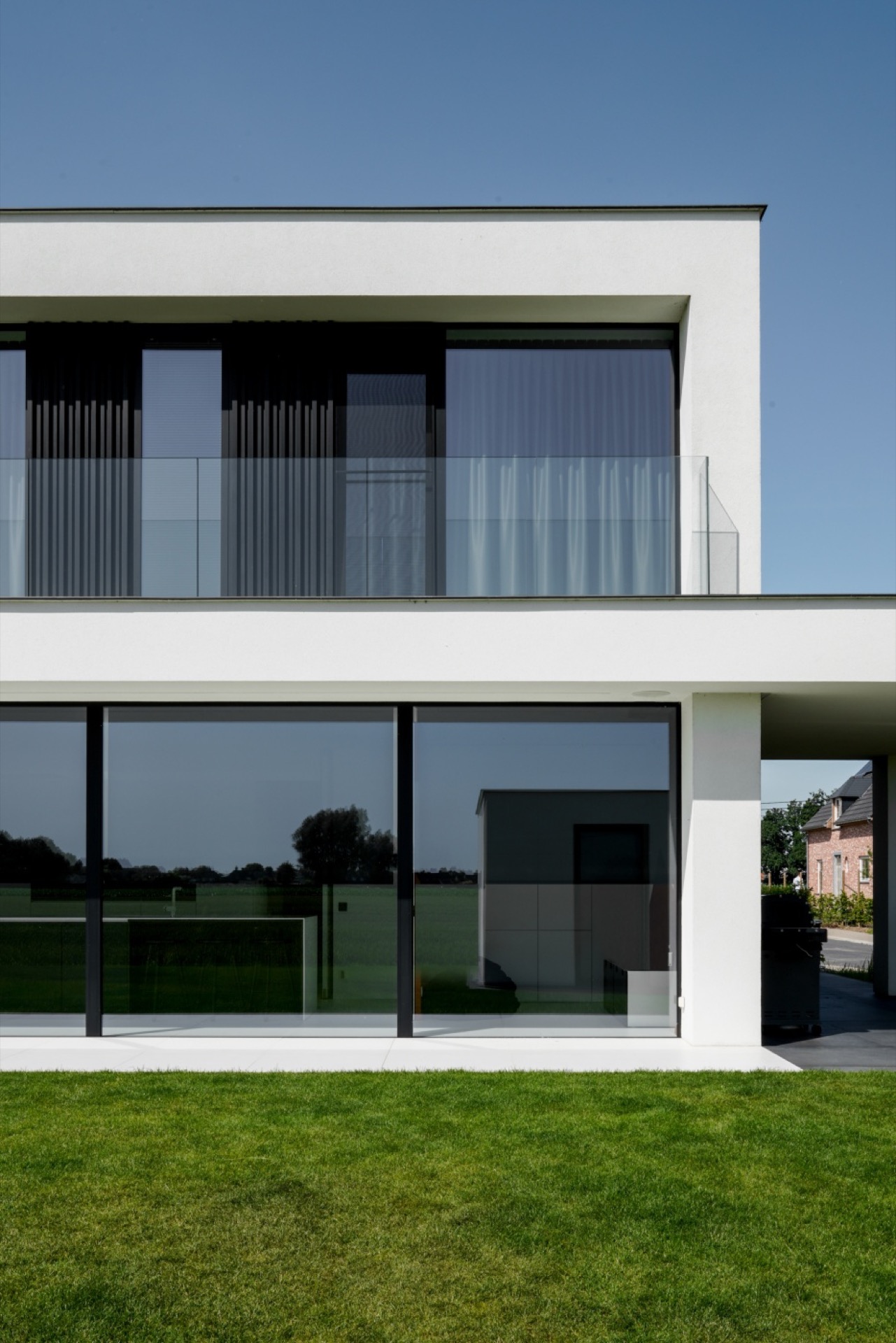 Ruime villa uitgevoerd in strakke, moderne crepi-4