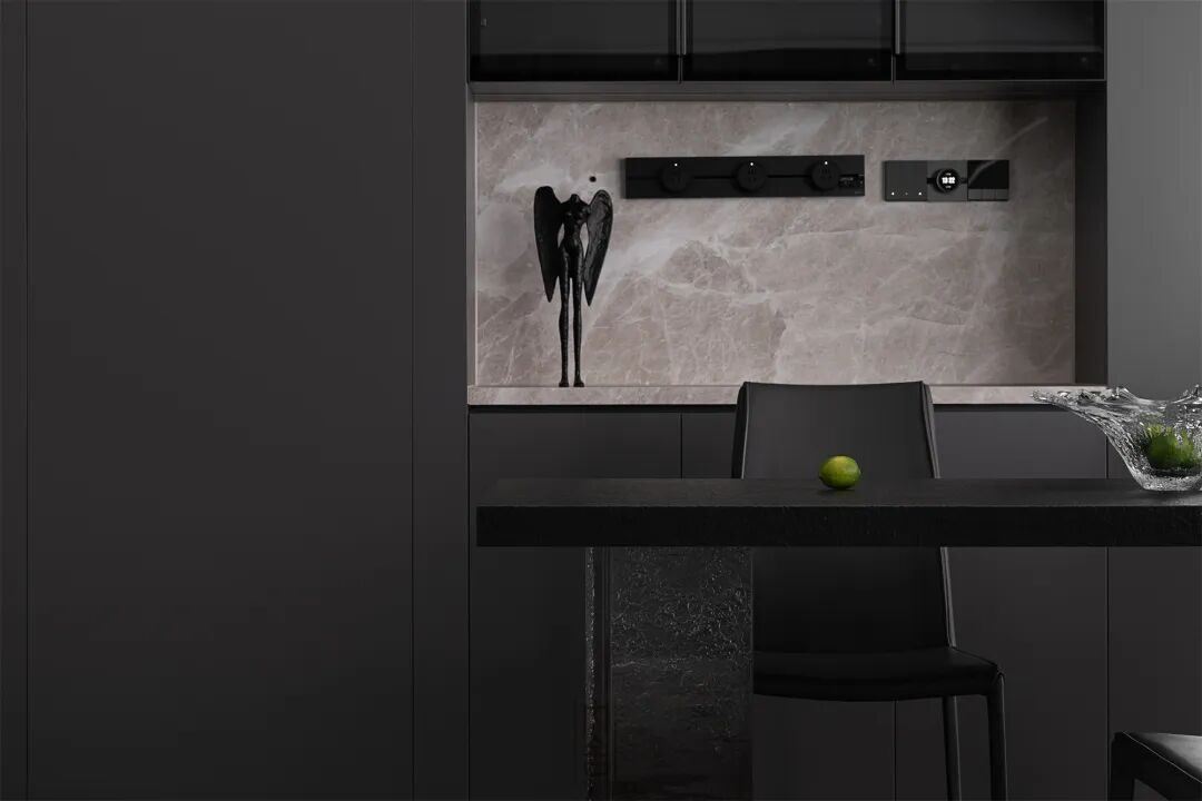 内舍软装丨127㎡现代极简风，黑灰+自然光影构建一个松弛的居住场所！-18