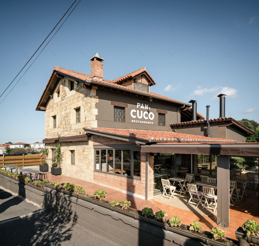 西班牙海岸小村中的现代美食餐厅-20