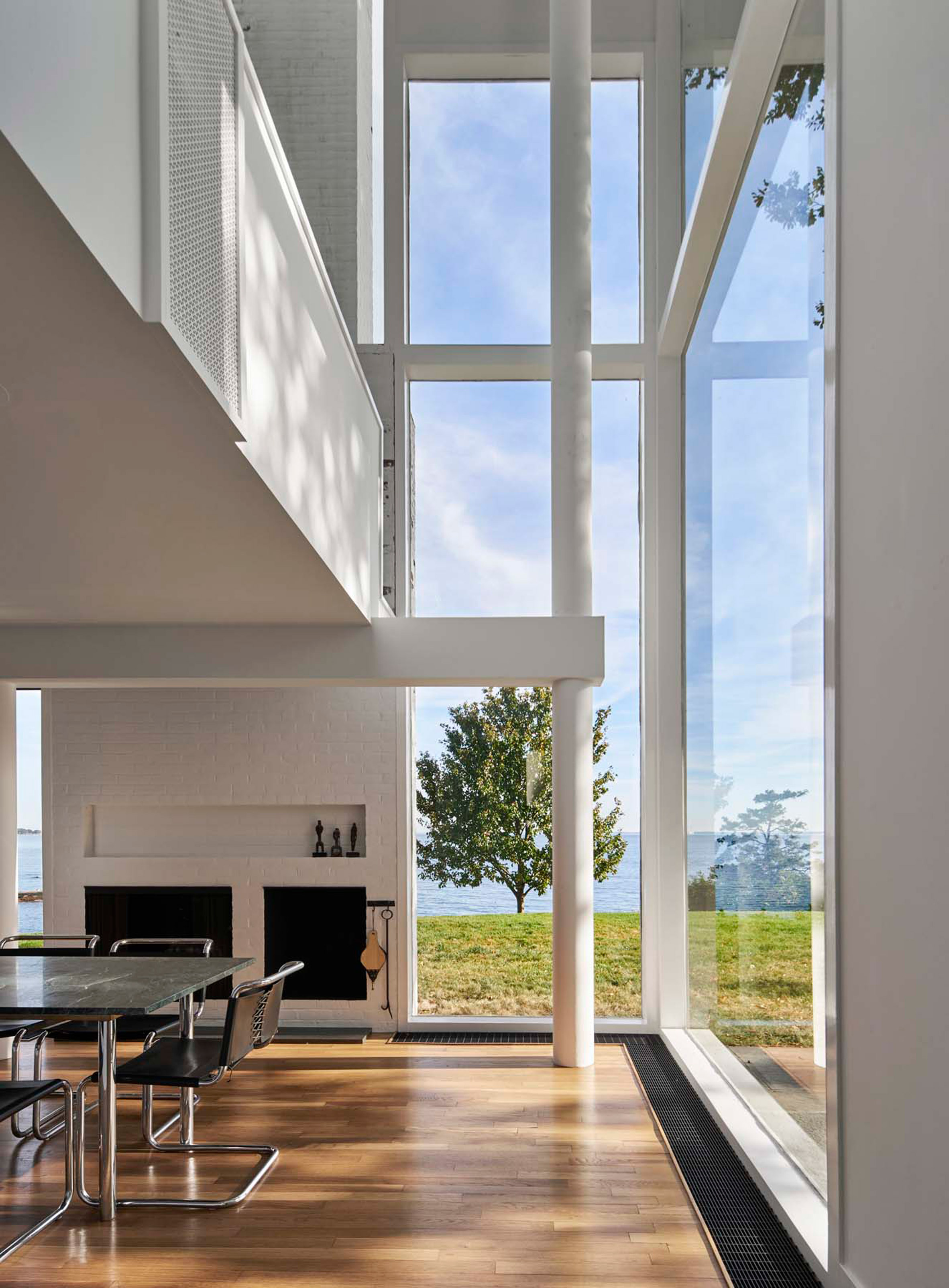 Richard Meier's 1960s Smith House captured in new photographs-15