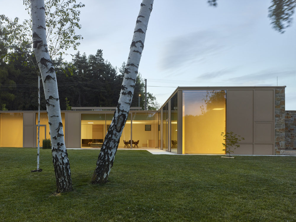 捷克森林中的悬浮别墅-12