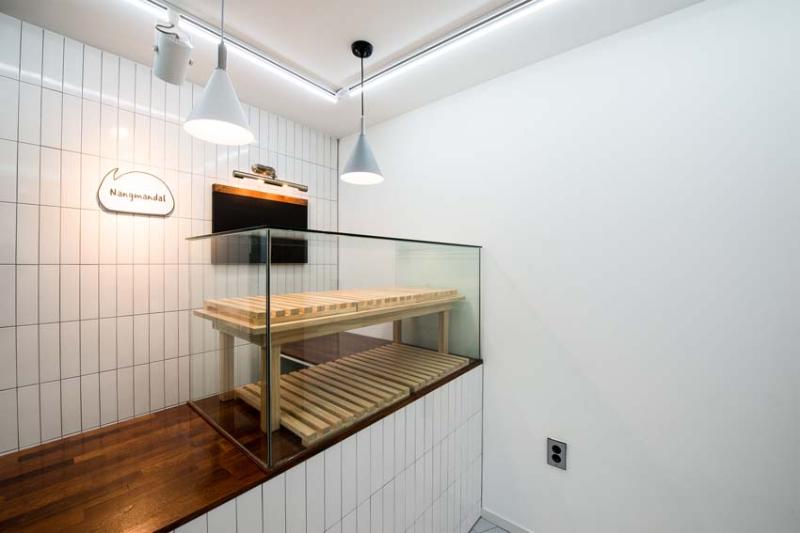 11 平米的极简白色烘焙店-7