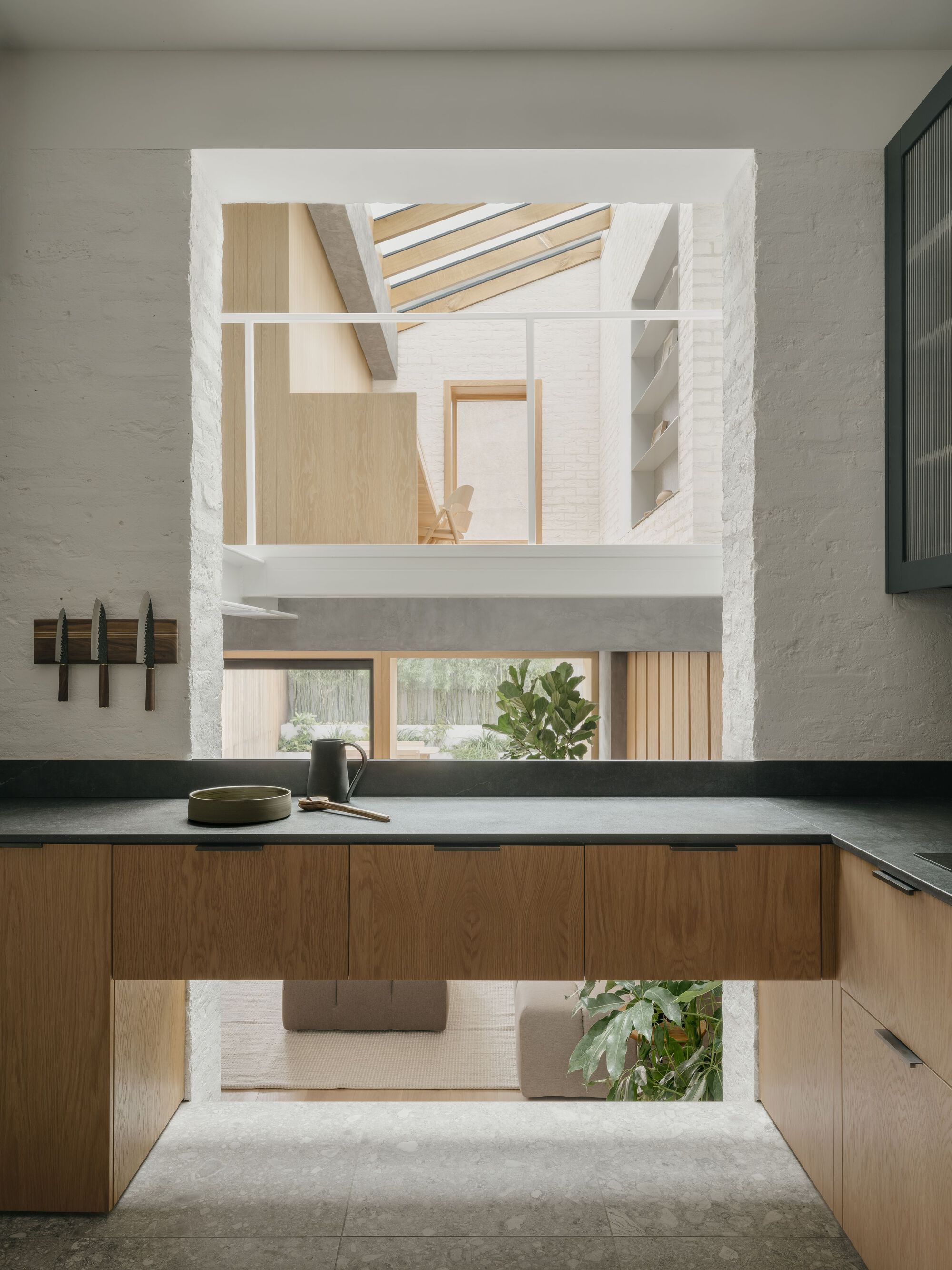 光隙间洒下光影的家庭住宅（注：komorebi是日语外来词，指从树叶缝隙间洒下的阳光） 丨英国伦敦丨ConForm Architects-41