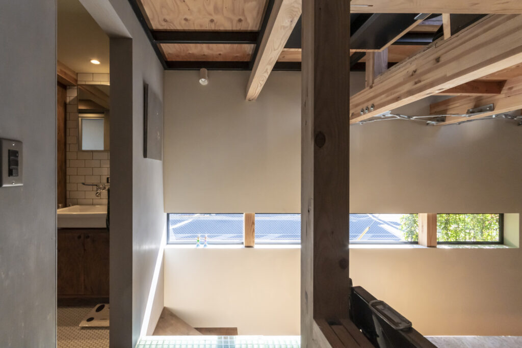 道路沿いの狭小敷地に建てた家　小さな家ながら、光を享受し開放感を感じて暮らす | Architecture | 100%LiFE-6