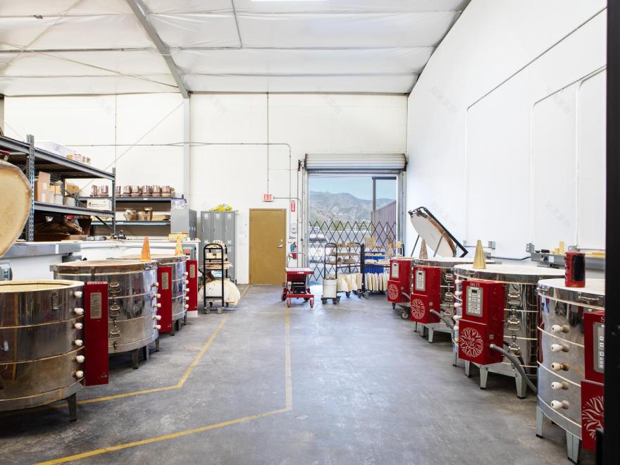 色彩斑斓的洛杉矶陶瓷工作室 | Bari Ziperstein 的创意天地-22