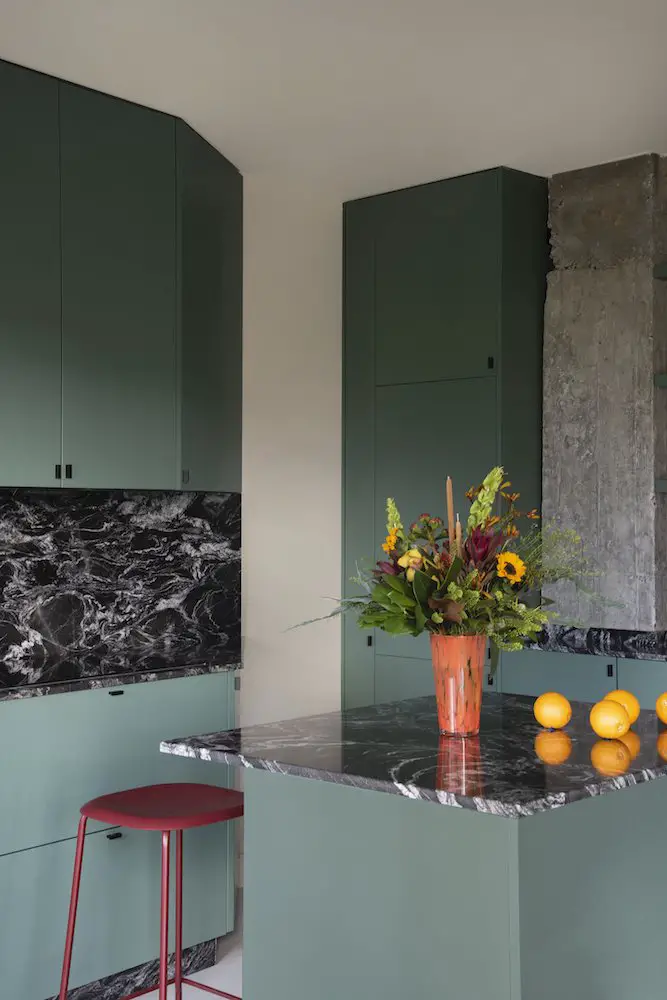 马德里绿色厨房与原始混凝土的时尚公寓设计-3