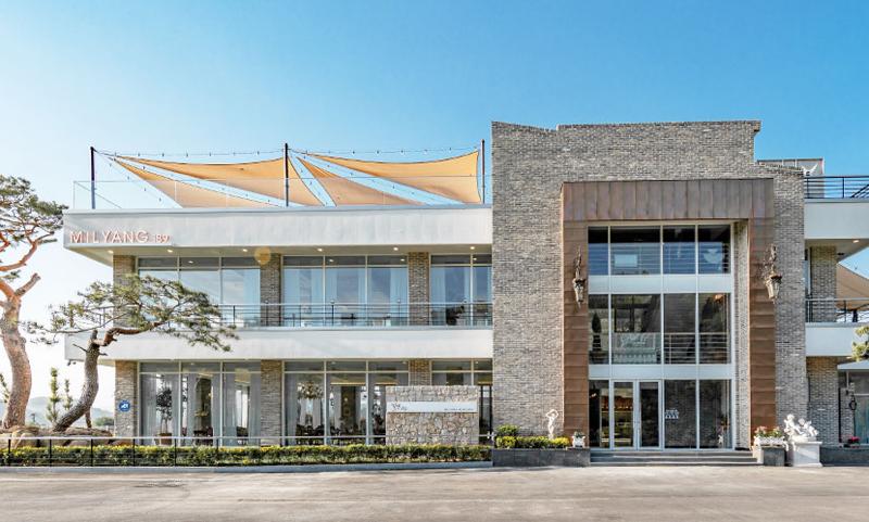 现代简约风咖啡厅设计，精致艺术品装点高级空间-2