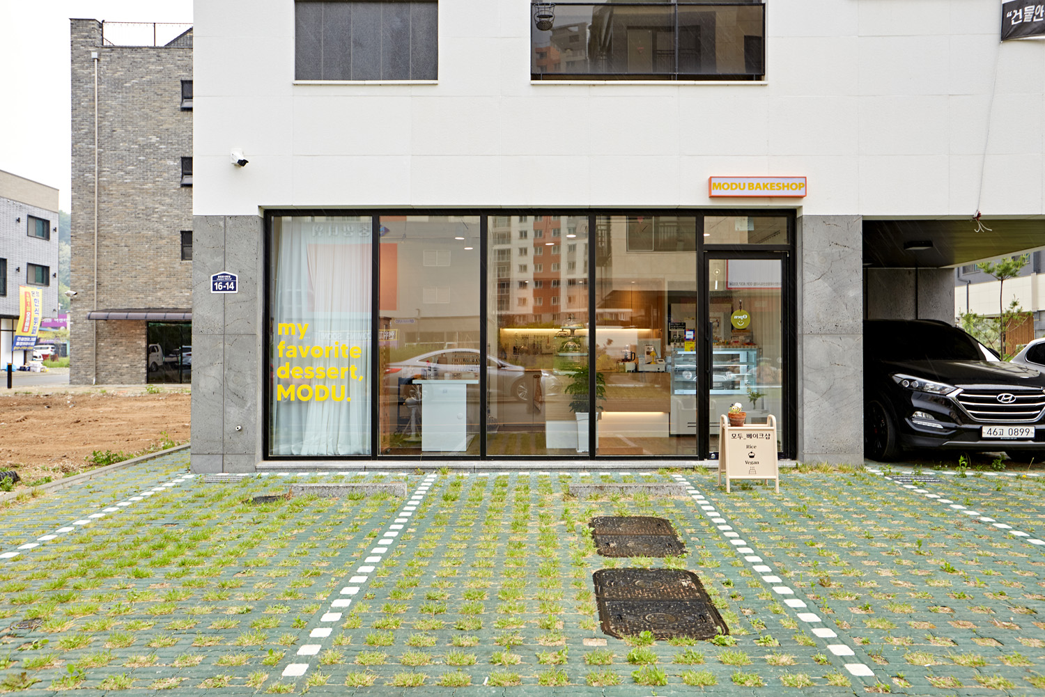 白色&原木风 7 坪咖啡店设计-2