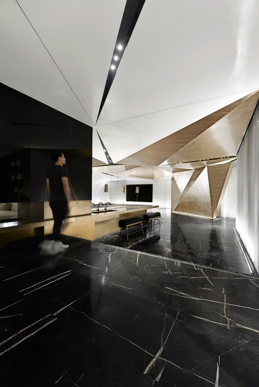 流动晶体展示空间  何思玮-3