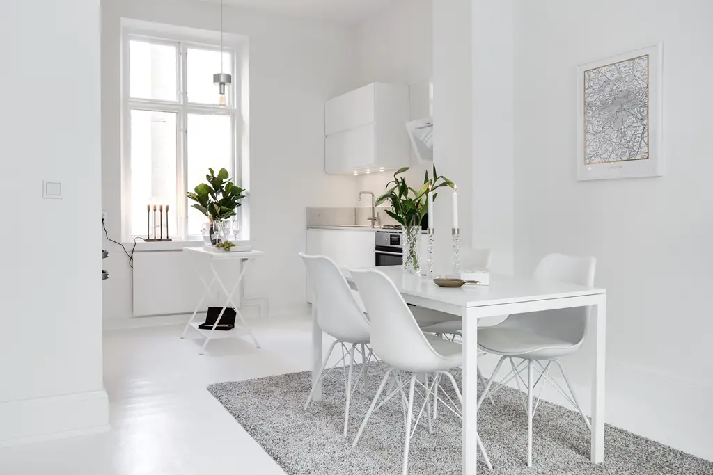 黑白装饰中的创新之作 | 玻璃隔段背后的步入式衣帽间-8