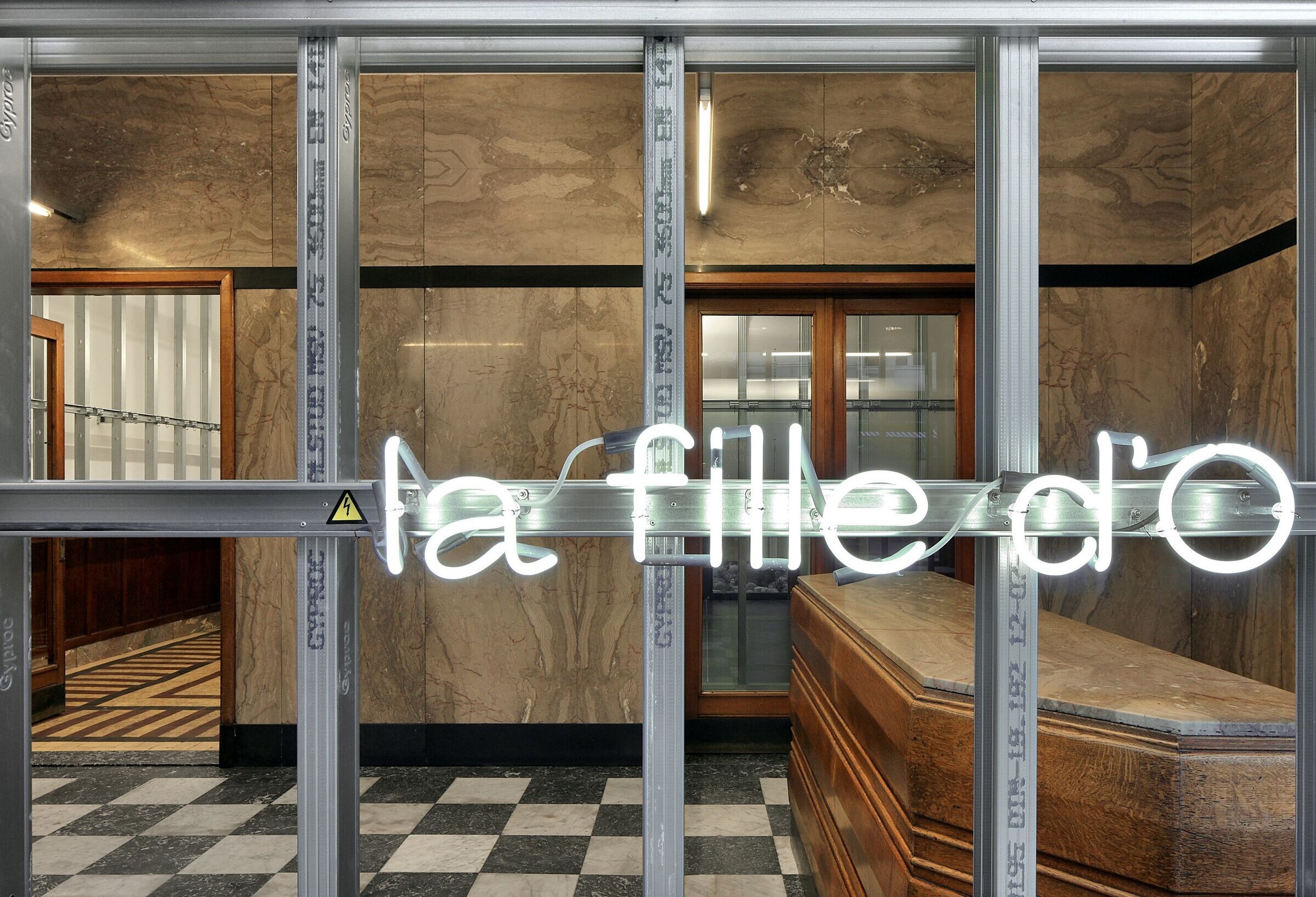 旧烘焙坊中的精美内衣店-11