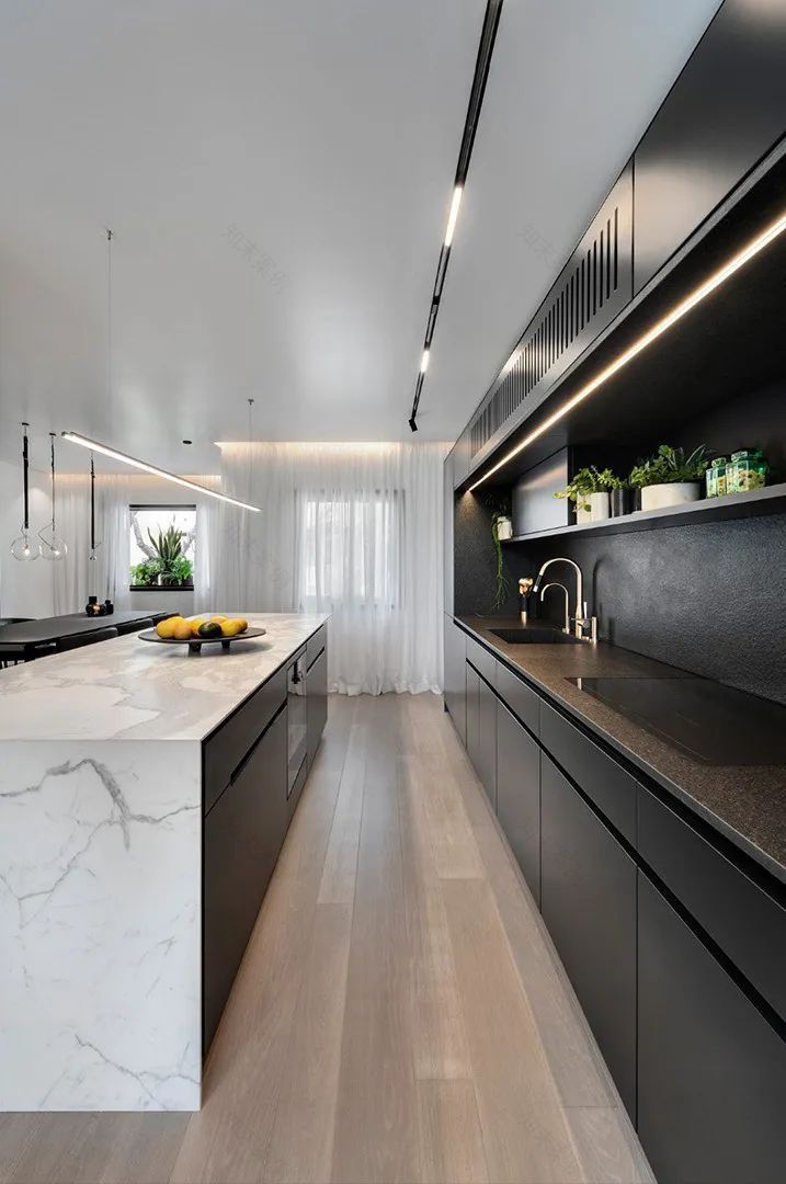 Aviram Kushmirski 打造轻奢风空间,黑白色调与实木地板的完美搭配-59