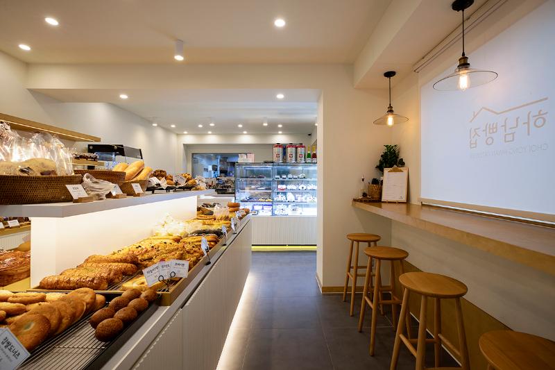 简约白调的面包店设计-11