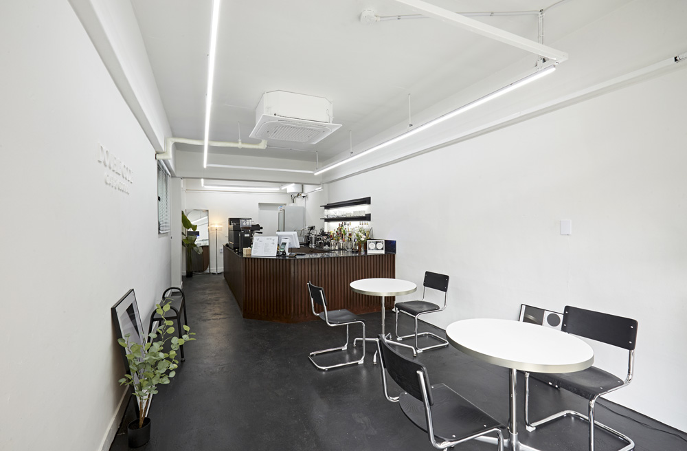 十平米白色极简咖啡厅设计-3