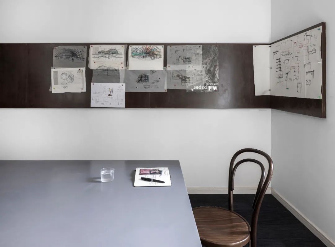 “黑亭”的无用之美,巧妙划分空间打造多功能办公环境-18