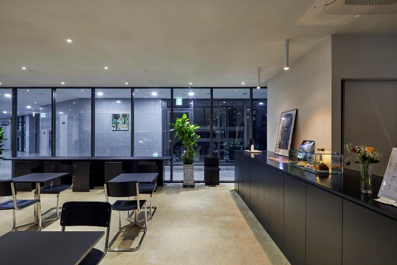 26 平现代简约咖啡厅设计 | 黑白色调的精致空间-12