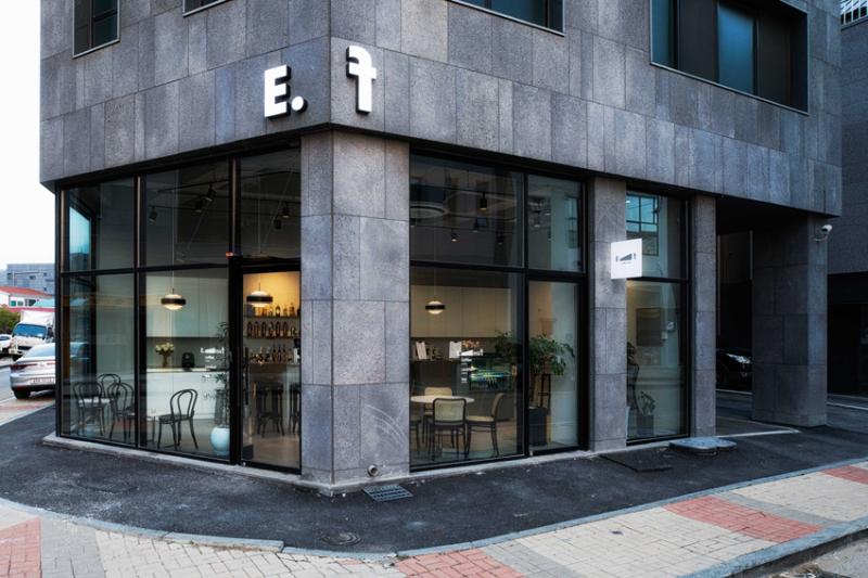 13 坪现代感性咖啡馆，打造独特室内空间-9