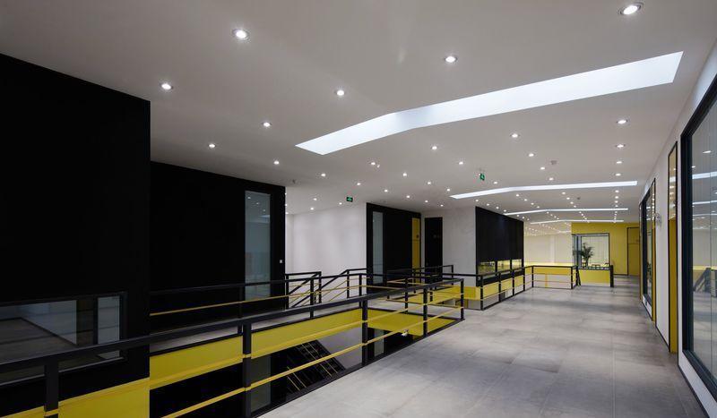 废旧仓库变身高颜值驾校,极简工业风诠释安全警示-6