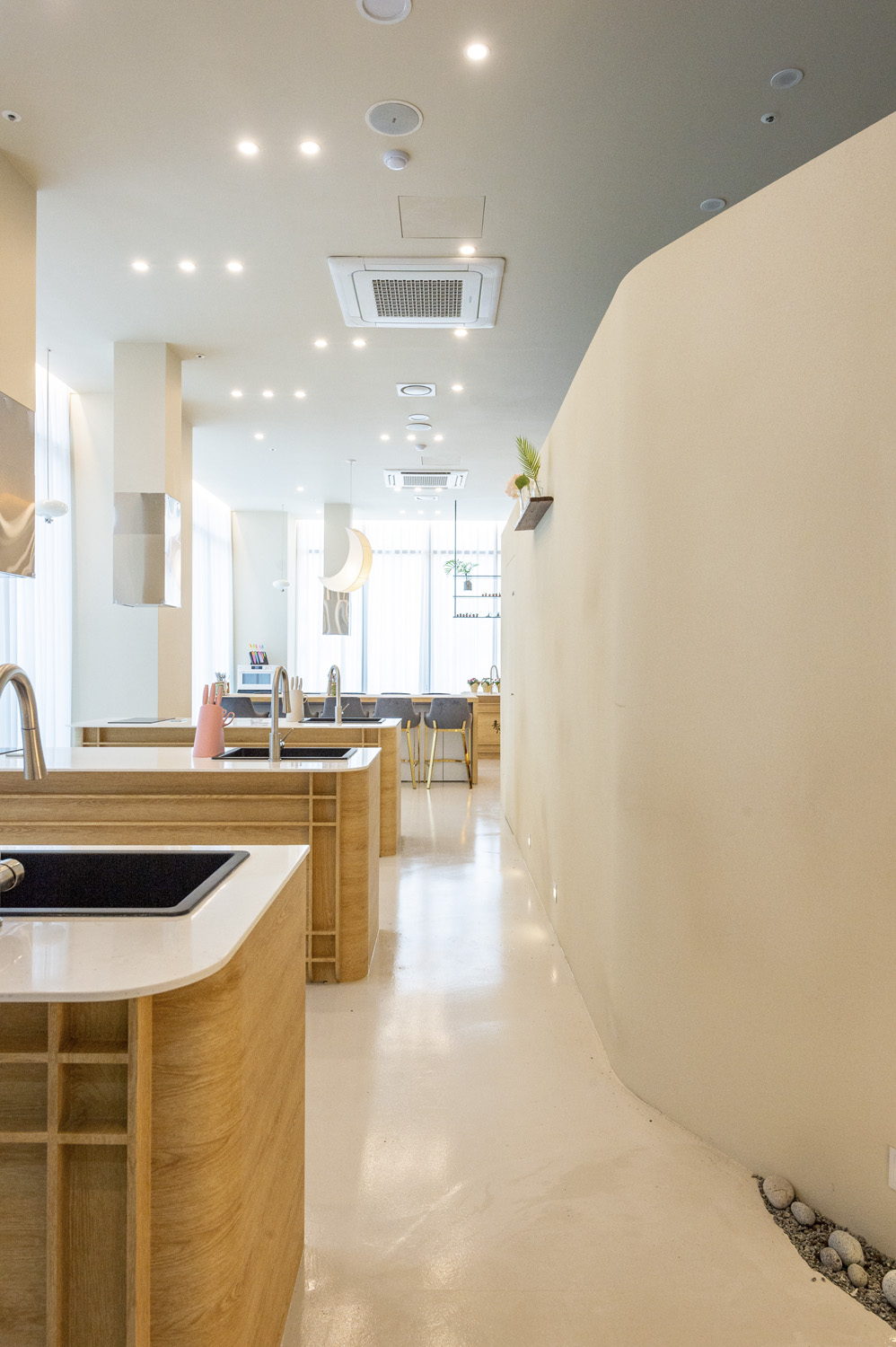 23 平米简约高雅的清新月洞穴工作室设计-6