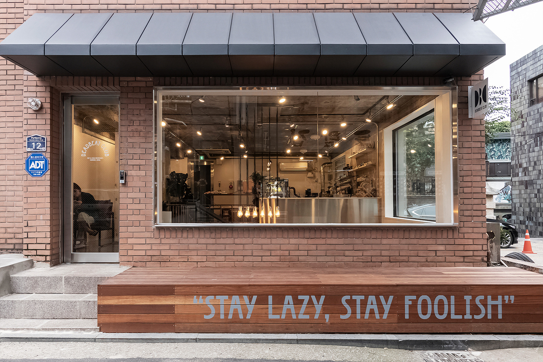 独特工业风咖啡厅 | 死亡比特币俱乐部-2