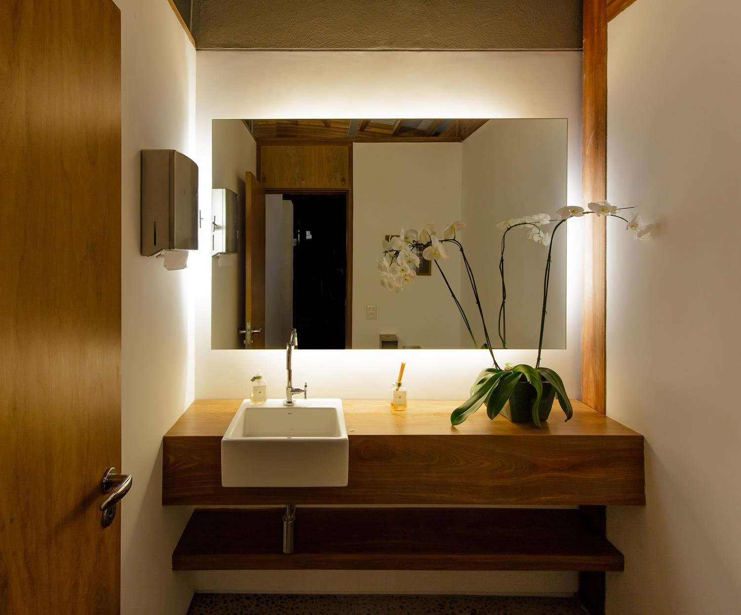 巴西 Sakh Club | 木质与玻璃的完美融合，打造温馨运动空间-16