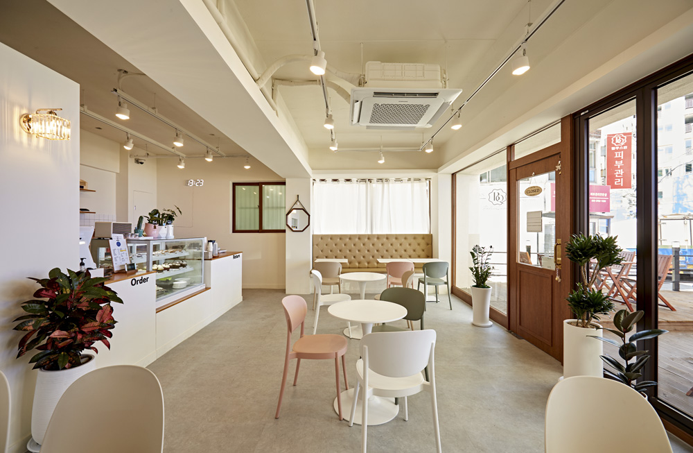简约白调 16 坪咖啡厅 设计报价案例-7