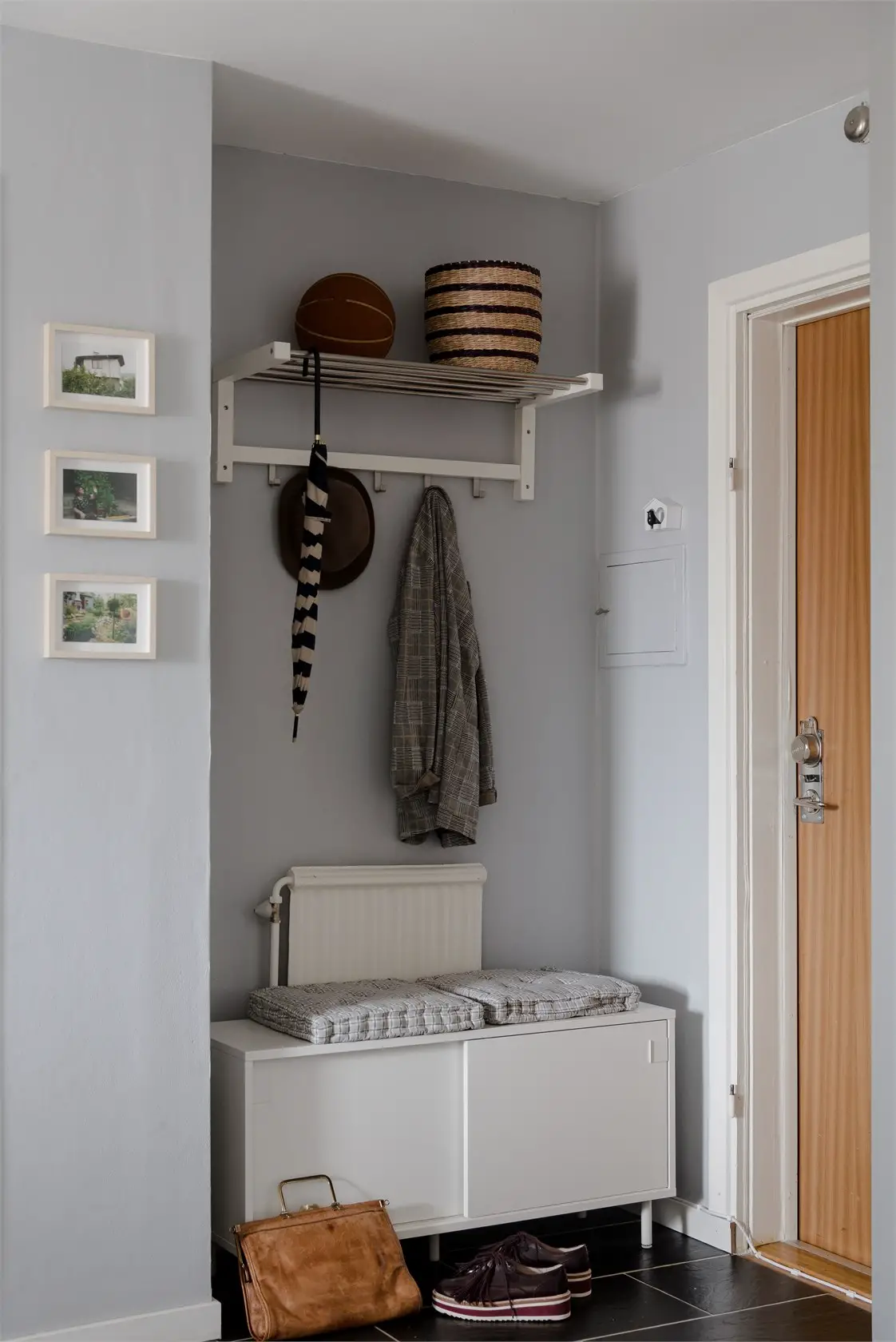 瑞典湖景公寓 | 灰色优雅与自然和谐共生-13