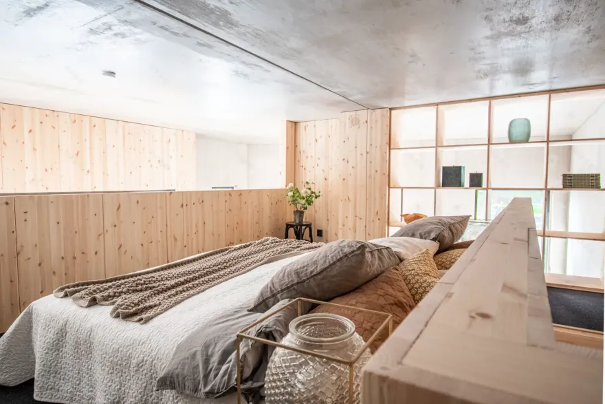 粗糙混凝土墙上的温暖迷你复式公寓-10