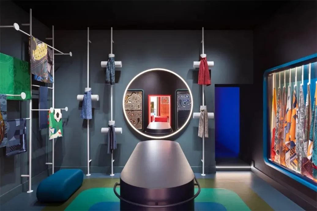 爱马仕 Hermès 丝绸用品新零售快闪店设计丨lisa Ossino Studio-16