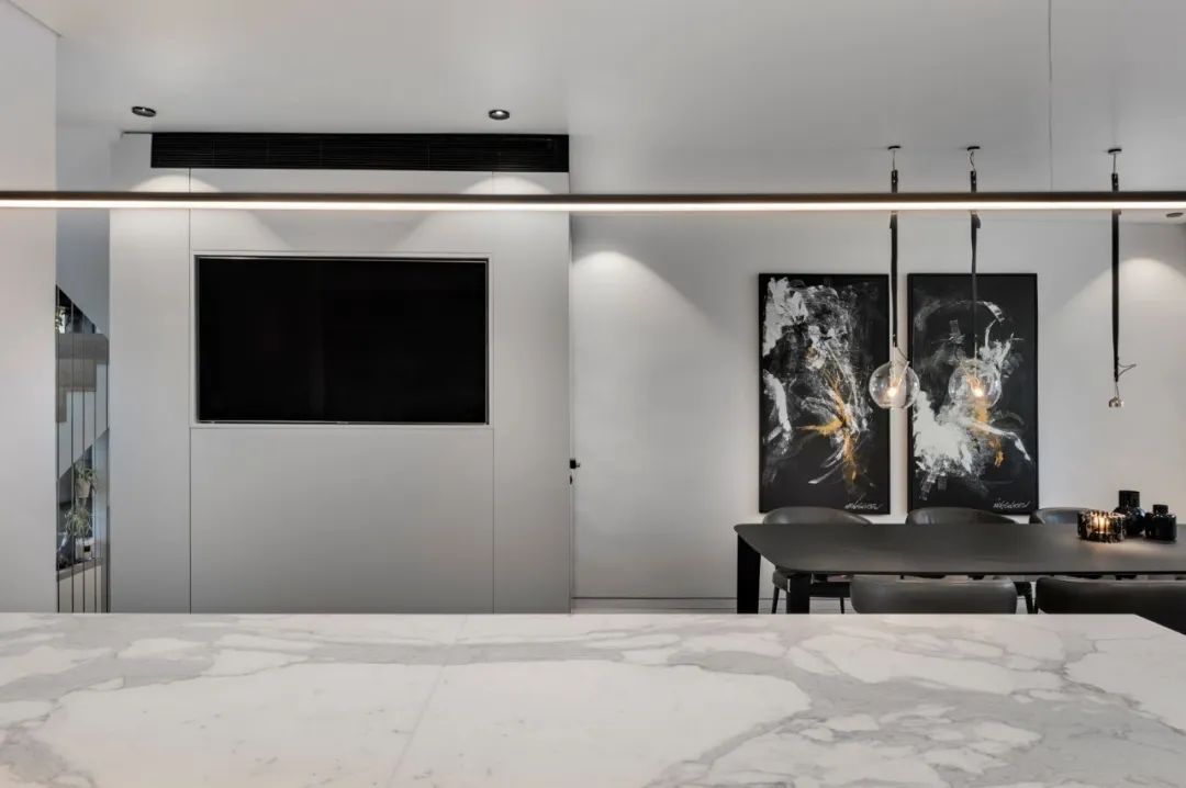 Aviram Kushmirski 打造轻奢风空间，黑白色调与实木地板的完美搭配-27