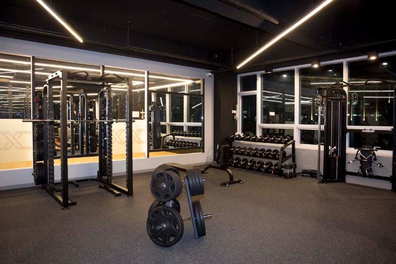 照明点亮 250 平健身中心，黑白风格尽显魅力-3
