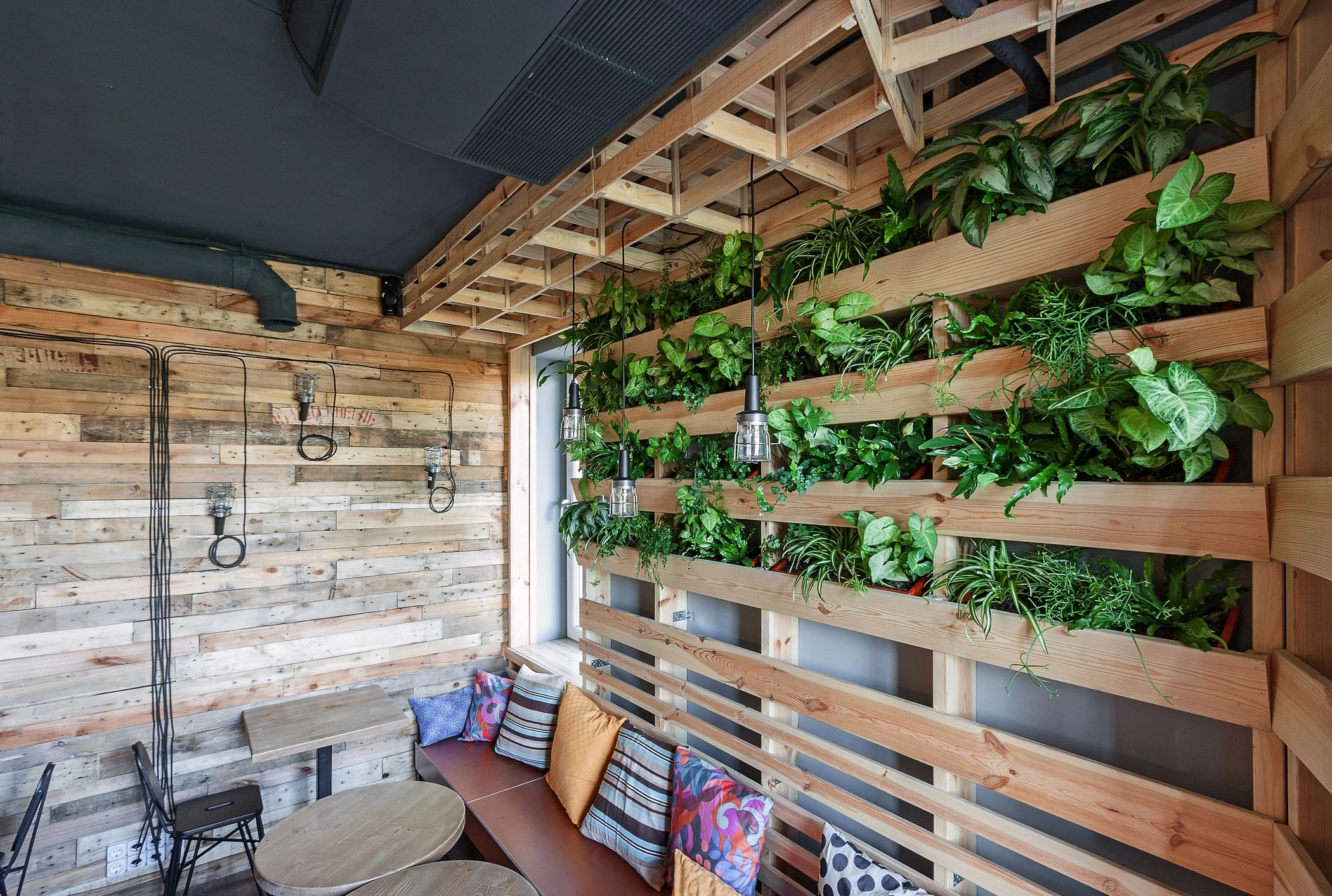 乌克兰 PENKA 咖啡吧 | 木质温馨空间与创意金属灯饰的完美结合-28