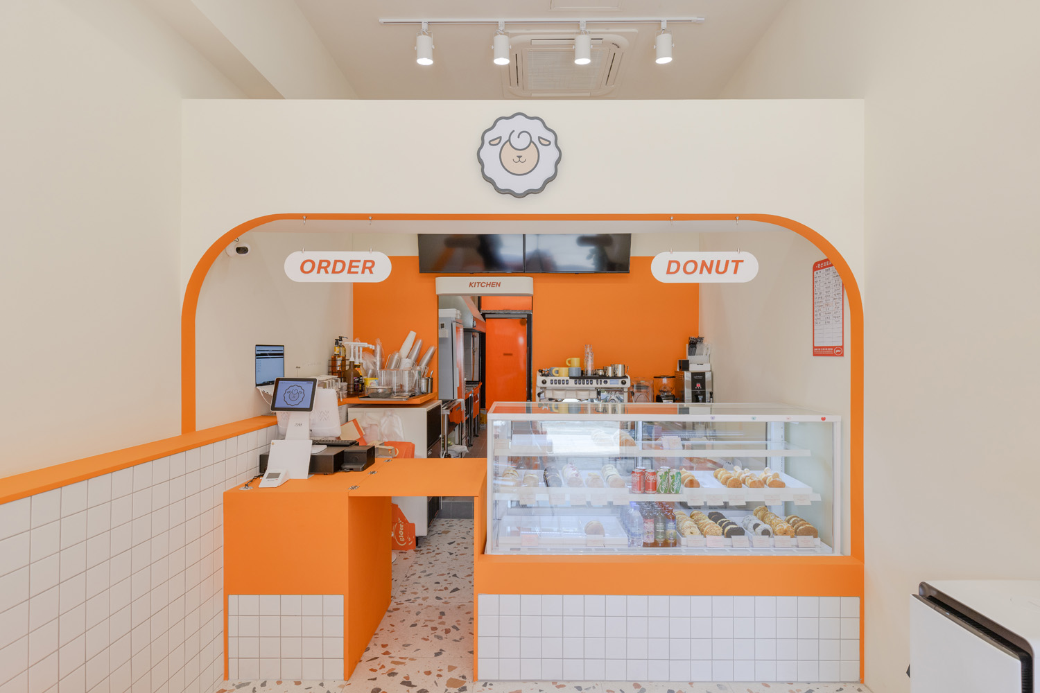 12 平米橙色调公寓设计，打造舒适生活空间-5