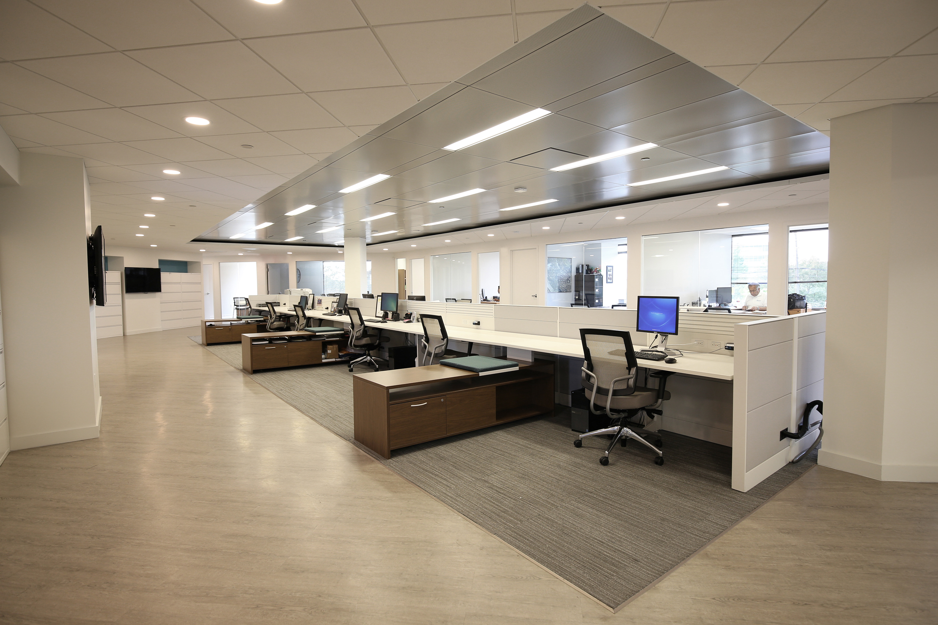 Valcourt Building Services 办公室 | 现代简约与功能性的完美结合-12