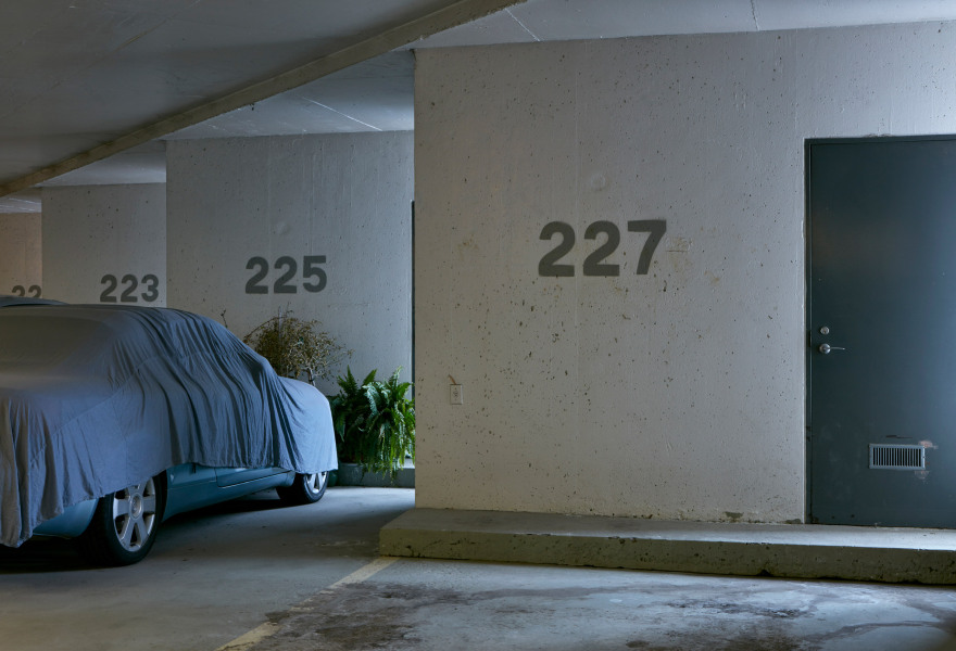 Photographs capture cats, laundry and everyday life in Moshe Safdie's Habitat 67-21