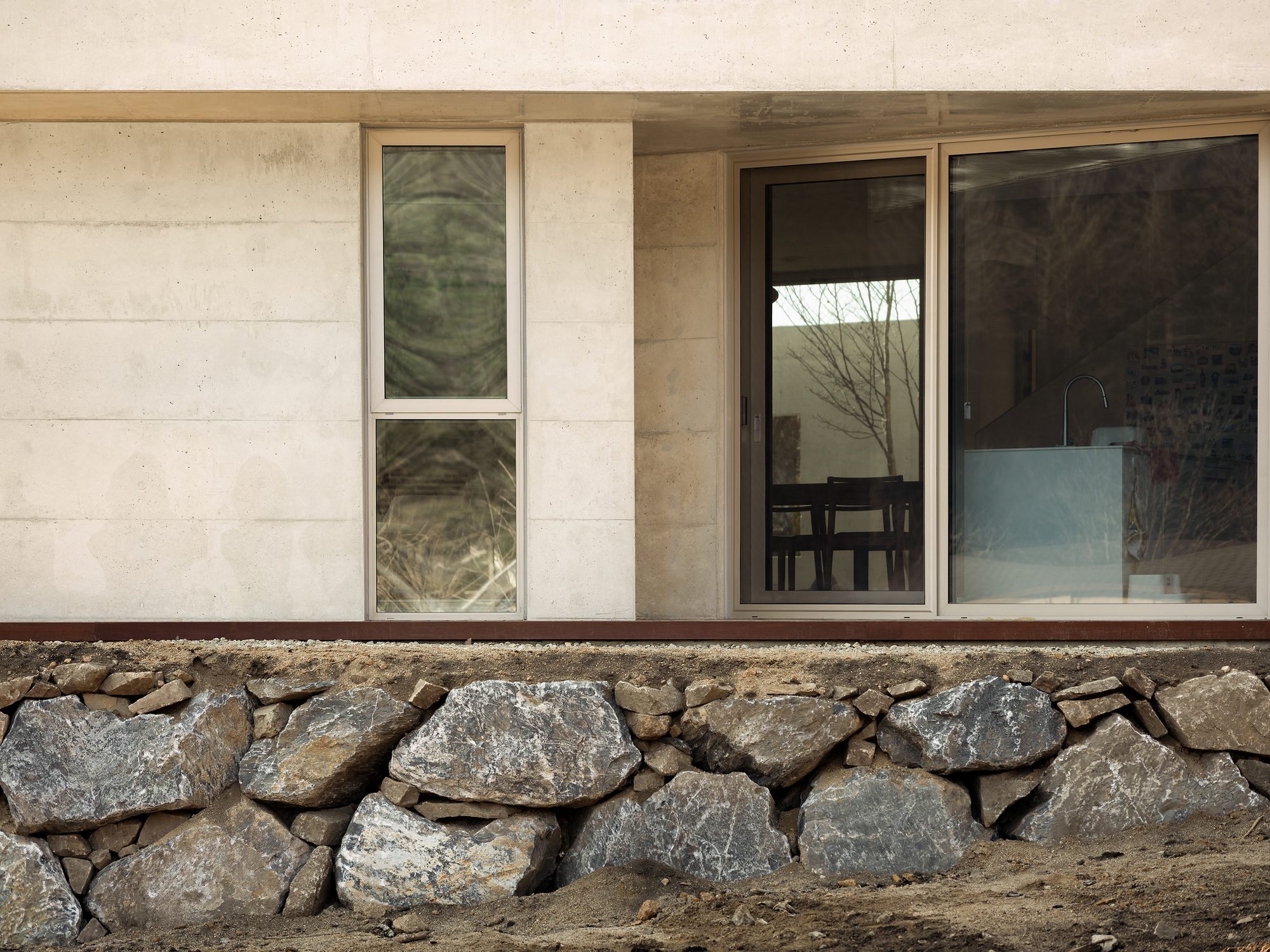 Two Gabled Volumes, One Landscape丨BRBB Architects-29