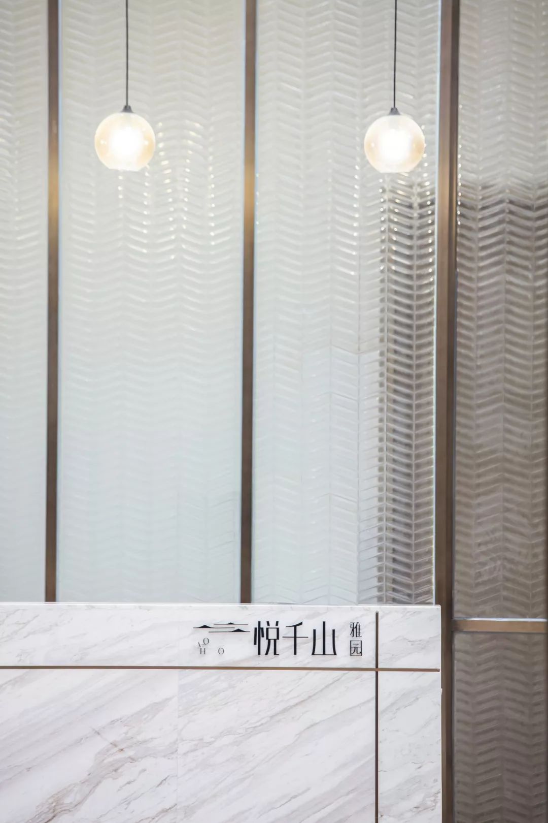 爵士白点缀中国红，简约线条尽显时尚范！-13