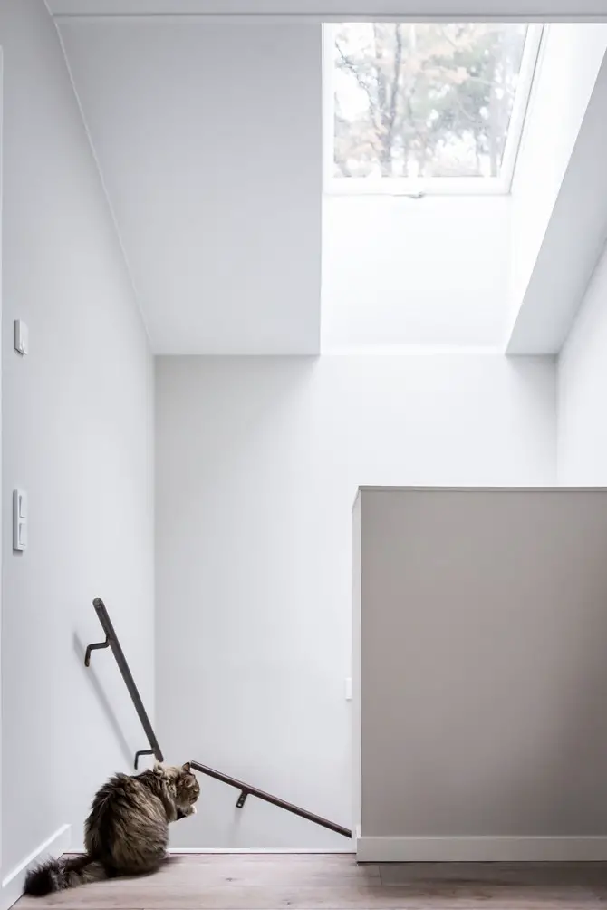 深色调木质大宅，演绎同色系搭配魅力-17