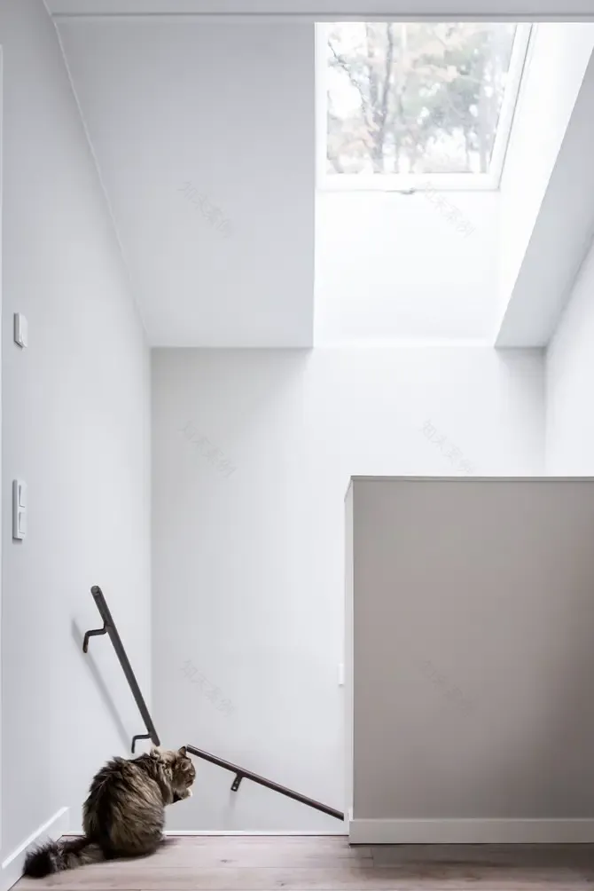 深色调木质大宅,演绎同色系搭配魅力-17